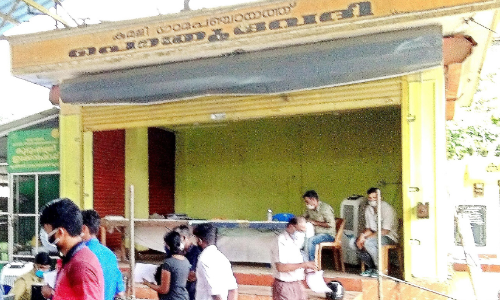 പൊതുവേദി കോവിഡ് കൊണ്ടുപോയി; മാന്യമഹാജനങ്ങളേയെന്ന നിലവിളി പടിക്കുപുറത്ത്