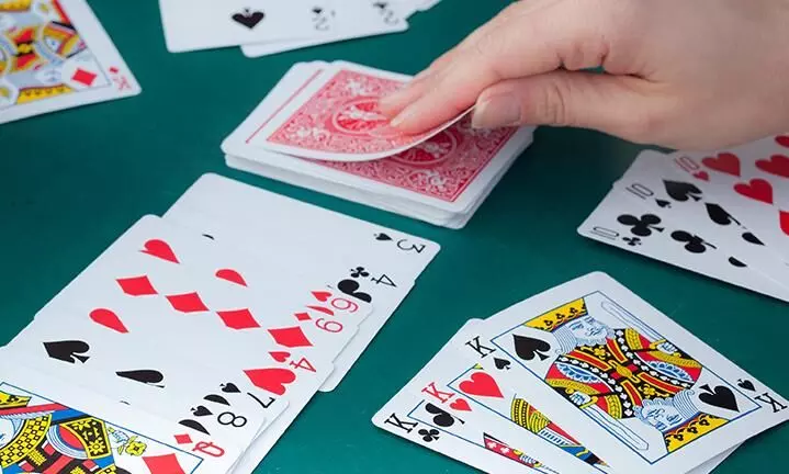 ശീട്ടുകളി; നാലര ലക്ഷവുമായി 12 അംഗസംഘം പിടിയില്‍