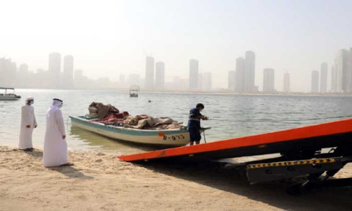 ഉപേക്ഷിച്ച ബോട്ടുകൾ ഷാർജ ബീച്ചുകളിൽനിന്ന് നീക്കുന്നു