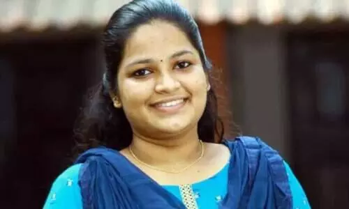 കലാലയ പരിചയത്തിൽ ഒരു കൈനോക്കാൻ അദൃശ്യ