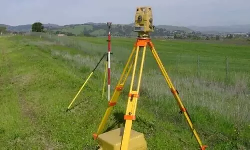 സർക്കാർ ഭൂമി അളന്നുതിരിക്കാൻ സ്വകാര്യ സർവേയർമാർ; പുറത്താക്കി തഹസിൽദാർ