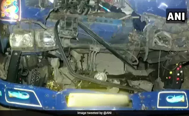 ഗുജറാത്തിൽ ട്രക്ക്​ ട്രാവലറുമായി കൂട്ടിടിച്ചു; 12 മരണം