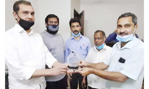 ​പ്രവാസികൾക്ക്​ യാ​ത്ര​യ​യ​പ്പ് ന​ൽ​കി