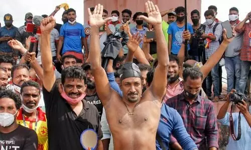 വിലങ്ങണിഞ്ഞ്​ രതീഷ്​ നീന്തിക്കയറിയത്​ റെക്കോർഡിലേക്ക്​