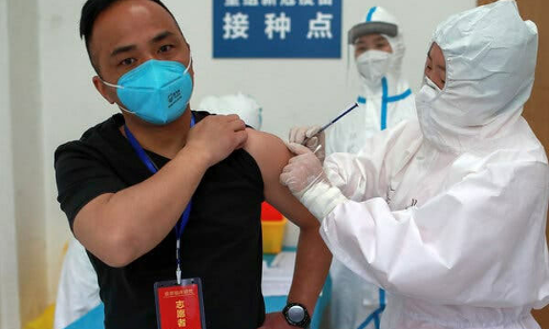 പരീക്ഷണം പൂര്‍ത്തിയാക്കാത്തതൊന്നും ചൈനക്കാർക്ക് പ്രശ്നമല്ല; കോവിഡ് വാക്‌സിൻ എടുക്കാനെത്തുന്നത് ആയിരങ്ങള്‍