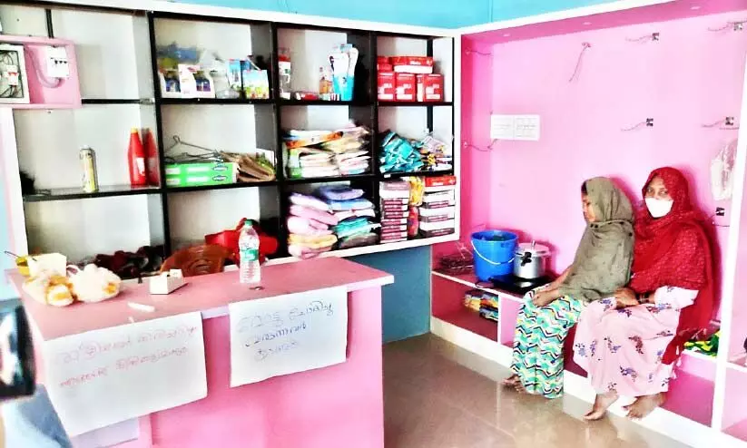 മഹിള മാളിൽ ഉമ്മയും മകളും സമരം തുടരുന്നു; അനക്കമില്ലാതെ അധികൃതർ മഹിള മാളിൽ ഉമ്മയും മകളും സമരം തുടരുന്നു; അനക്കമില്ലാതെ അധികൃതർ