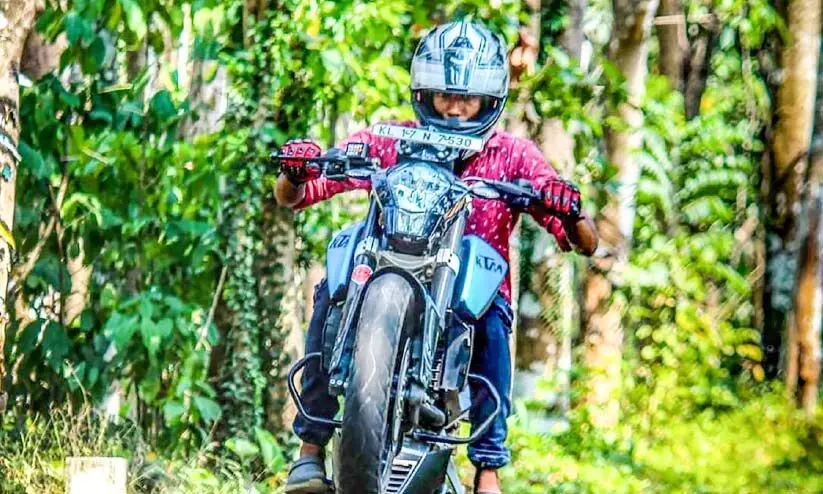 പൊതുനിരത്തിൽ അഭ്യാസപ്രകടനം; യുവാവി​െൻറ ലൈസൻസ് റദ്ദാക്കി