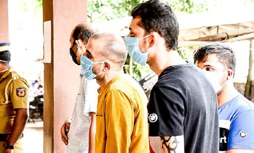 വിദേശ കറൻസി തട്ടിപ്പ്: ഇറാൻ സ്വദേശികളെ തിരുവനന്തപുരത്തേക്ക് കൊണ്ടുപോകും വിദേശ കറൻസി തട്ടിപ്പ്: ഇറാൻ സ്വദേശികളെ തിരുവനന്തപുരത്തേക്ക് കൊണ്ടുപോകും