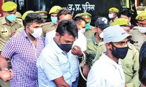 സി​ദ്ദീ​ഖ്​ കാ​പ്പ​നൊ​പ്പം അ​റ​സ്​​റ്റി​ലാ​യ​വ​രു​ടെ ഹ​ര​ജി​യി​ൽ കേ​ന്ദ്ര, യു.​പി സ​ർ​ക്കാ​റു​ക​ൾ​ക്ക്​ ഹൈ​കോ​ട​തി നോ​ട്ടീ​സ്​