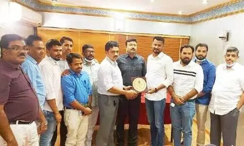 ല​ത്തീ​ഫ് താ​നാ​ളൂ​രി​ന് മ​ല​പ്പു​റം കെ.​എം.​സി.​സി യാ​ത്ര​യ​യ​പ്പ്​ ന​ൽ​കി