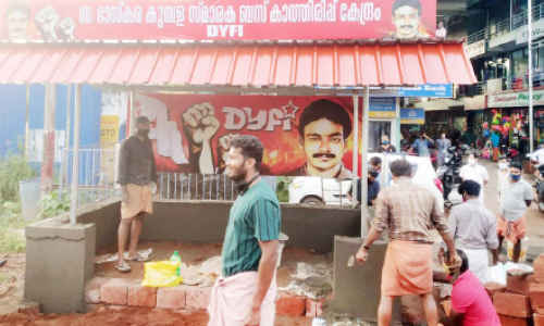 കെ.എസ്.ടി.പി പാതയോരത്തെ ഡി.വൈ.എഫ്.​ഐ ബസ് വെയിറ്റിങ്​ ഷെഡ് പൊളിച്ചുനീക്കി