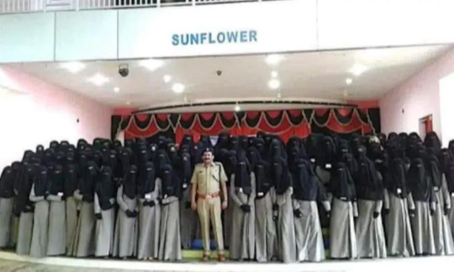 ബുർഖ ധരിച്ച പെൺകുട്ടികളോടൊപ്പം പൊലീസുകാരൻ; കേരളത്തിലെ വനിത പൊലീസ്​ സേനയെന്ന്​ വ്യാജപ്രചാരണം