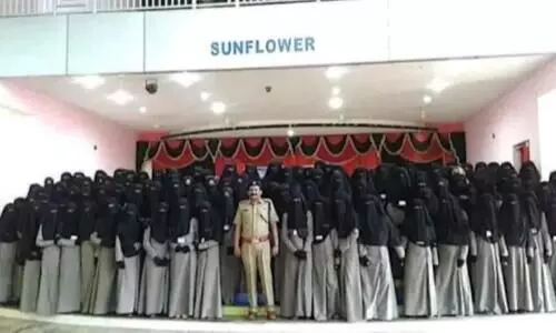 ബുർഖ ധരിച്ച പെൺകുട്ടികളോടൊപ്പം പൊലീസുകാരൻ; കേരളത്തിലെ വനിത പൊലീസ്​ സേനയെന്ന്​ വ്യാജപ്രചാരണം