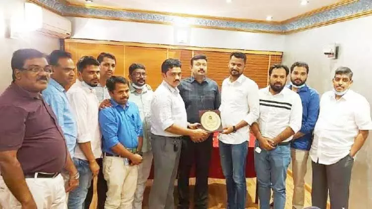 ല​ത്തീ​ഫ് താ​നാ​ളൂ​രി​ന് മ​ല​പ്പു​റം കെ.​എം.​സി.​സി യാ​ത്ര​യ​യ​പ്പ്​ ന​ൽ​കി