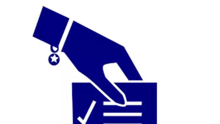 തെരുവുകൾ നീളെ തെരഞ്ഞെടുപ്പ്​ പ്രചാരണ ബോർഡുകൾ