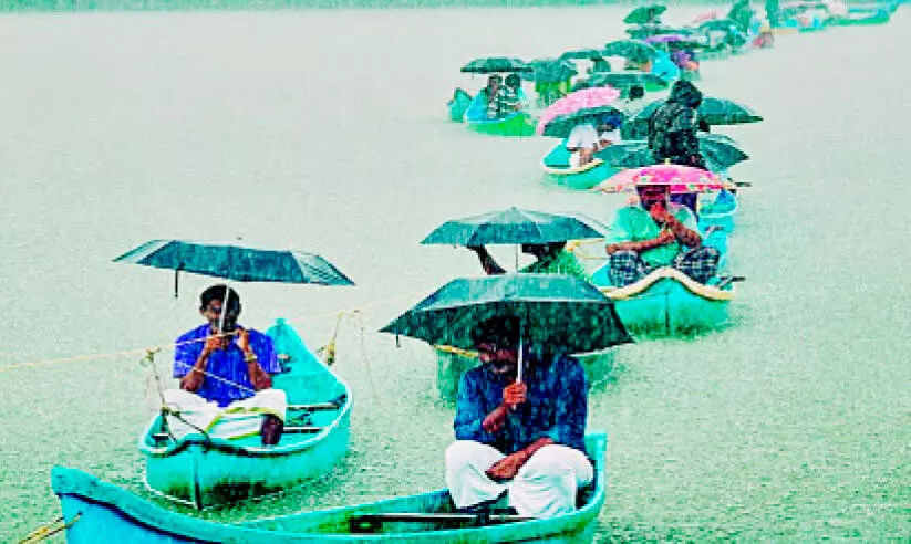 മാടക്കാൽ തൂക്കുപാലം തകർച്ച: തെക്കേക്കാട് പാലം ഉപേക്ഷിച്ചു; റോഡുപാലം വന്നില്ല മാടക്കാൽ തൂക്കുപാലം തകർച്ച: തെക്കേക്കാട് പാലം ഉപേക്ഷിച്ചു; റോഡുപാലം വന്നില്ല