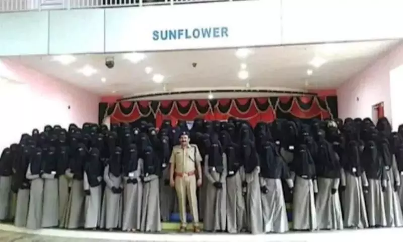 ബുർഖ ധരിച്ച പെൺകുട്ടികളോടൊപ്പം പൊലീസുകാരൻ; കേരളത്തിലെ വനിത പൊലീസ്​ സേനയെന്ന്​ വ്യാജപ്രചാരണം