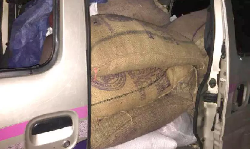 റേഷൻ കടയിൽനിന്ന് അരി കടത്താനുള്ള ശ്രമം നാ​ട്ടു​കാ​ർ പി​ടി​കൂ​ടി