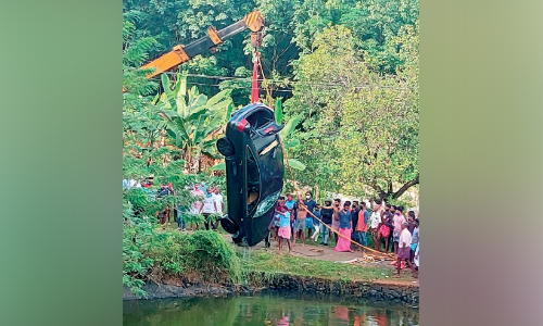 നിയന്ത്രണംവിട്ട ഓഡി കാര്‍ പാറമടയിലെ വെള്ളക്കെട്ടിലേക്ക് ​മറിഞ്ഞു