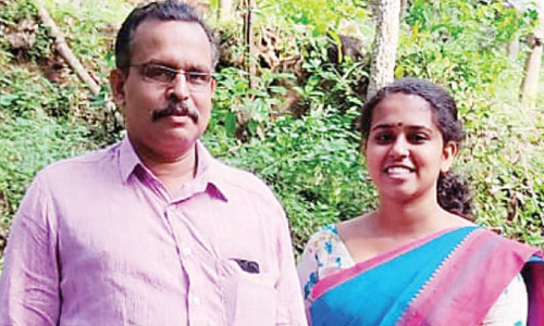 കച്ച മുറുക്കി അച്ഛനും മകളും