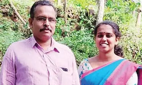 കച്ച മുറുക്കി അച്ഛനും മകളും