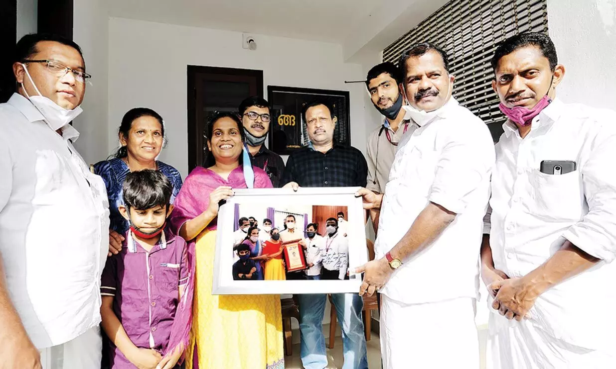 അക്ഷരവീട് സമർപ്പണ ചിത്രം രാഹുൽ നിഷക്ക് നൽകി അക്ഷരവീട് സമർപ്പണ ചിത്രം രാഹുൽ നിഷക്ക് നൽകി