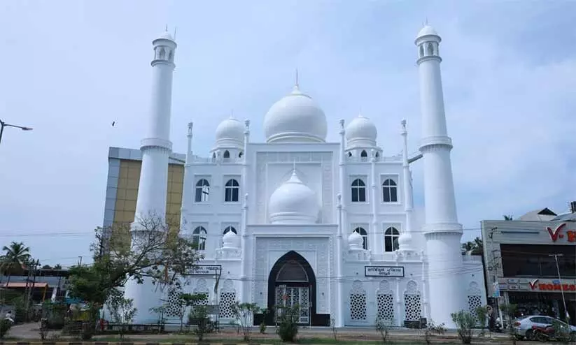 പള്ളിക്ക് സ്ഥലം നൽകിയത് മാധവമേനോൻ, പുനർനിർമിച്ചത് സാബിറ യൂസഫലി; സൗഹാർദത്തിന് മാതൃകയായി നെട്ടൂർ പള്ളിക്ക് സ്ഥലം നൽകിയത് മാധവമേനോൻ, പുനർനിർമിച്ചത് സാബിറ യൂസഫലി; സൗഹാർദത്തിന് മാതൃകയായി നെട്ടൂർ