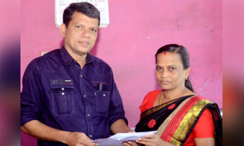 ഈ ദമ്പതികൾ വോട്ടുതേടുന്ന തിരക്കിലാണ്