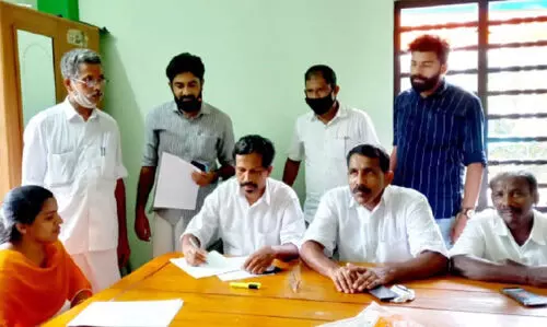 സുകുമാരൻ പൂച്ചക്കാട് ഒടുവിൽ സ്വന്തം നോമിനേഷൻ തയാറാക്കി പത്രിക നൽകി