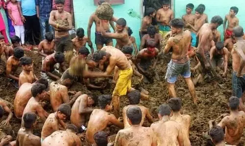 പരസ്​പരം ചാണകമെറിഞ്ഞ് ആഘോഷിക്കുന്ന​ ഒരു ഗ്രാമം, കൗതുകത്തോടെ വാർത്തയാക്കി അന്താരാഷ്​ട്ര മാധ്യമങ്ങൾ VIDEO