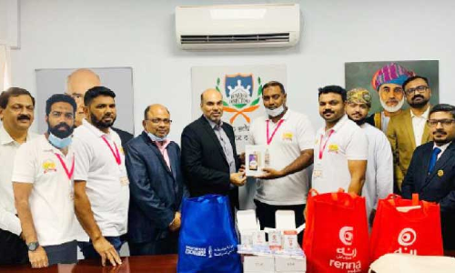 ഇ​ന്ത്യ​ന്‍ സ്‌​കൂ​ള്‍ വി​ദ്യാ​ര്‍ഥി​ക​ള്‍ക്ക് ടാ​ബ്​​ലെ​റ്റു​ക​ൾ വി​ത​ര​ണം ചെ​യ്​​തു