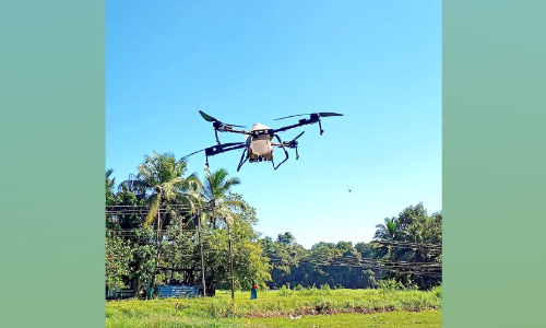 പാടത്ത്​ മരുന്ന്​ തളിക്കാൻ ഡ്രോൺ എത്തി