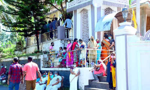 പള്ളി പിടിച്ചെടുക്കുമെന്ന്​ അഭ്യൂഹം; കിടങ്ങ്​ തീർത്ത്​ യാക്കോബായ വിഭാഗം