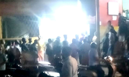 ടോക്കണ്‍ വേണ്ടെന്ന പ്രചാരണം: സര്‍ക്കാര്‍ മദ്യശാലകള്‍ക്ക് മുന്നിൽ കൂട്ടത്തിരക്ക്