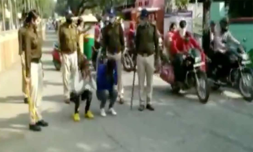 സ്ത്രീകള്‍ക്കെതിരെ അതിക്രമം; റോഡില്‍ ഏത്തമിട്ട് യുവാക്കള്‍, നടപടി വനിതാ പൊലീസിന്റെ നേതൃത്വത്തില്‍