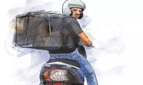 ഐഫോണുകളുമായി ഡെലിവറി ബോയ് മുങ്ങി; ആഡംബര കാറിൽ അടിച്ചുപൊളി, ഒടുവിൽ പിടിയിൽ