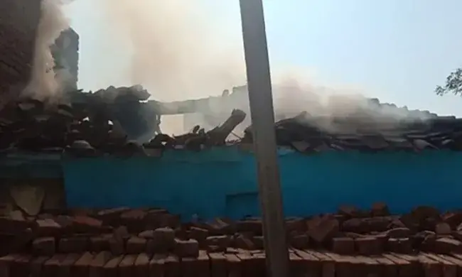 കേസ്​ പിൻവലിക്കാത്തതിന്​ മധ്യപ്രദേശിൽ ദലിത്​ സഹോദരങ്ങൾക്ക്​ ക്രൂരമർദനം; വീട്​ കത്തിച്ചു