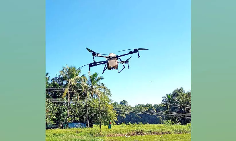 പാടത്ത്​ മരുന്ന്​ തളിക്കാൻ ഡ്രോൺ എത്തി