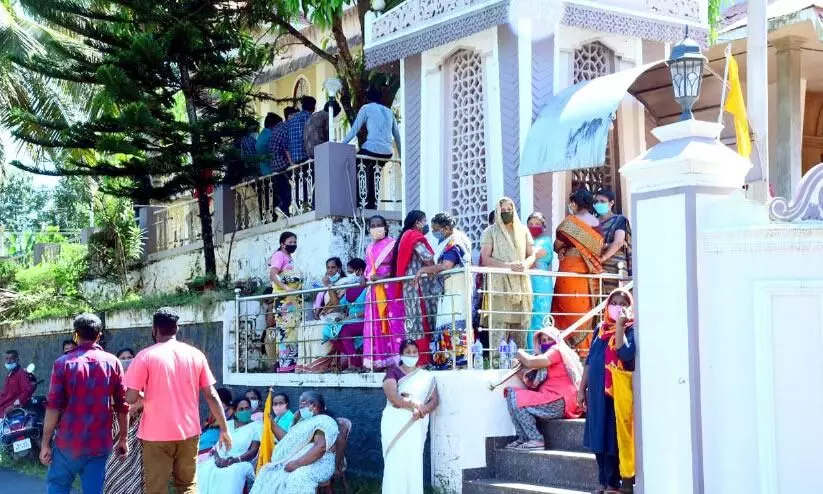 പള്ളി പിടിച്ചെടുക്കുമെന്ന്​ അഭ്യൂഹം; കിടങ്ങ്​ തീർത്ത്​ യാക്കോബായ വിഭാഗം