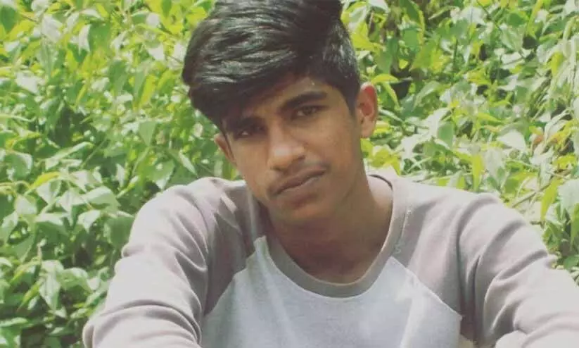 ചുരത്തിൽ ബൈക്കും കാറും കൂട്ടിയിടിച്ച് യുവാവ് മരിച്ചു ചുരത്തിൽ ബൈക്കും കാറും കൂട്ടിയിടിച്ച് യുവാവ് മരിച്ചു