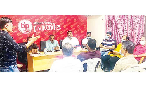 അങ്കം നാട്ടിൽ, ചൂട്​ പ്രവാസ ലോകത്തും