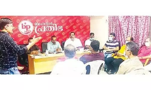 അങ്കം നാട്ടിൽ, ചൂട് പ്രവാസ ലോകത്തും അങ്കം നാട്ടിൽ, ചൂട് പ്രവാസ ലോകത്തും