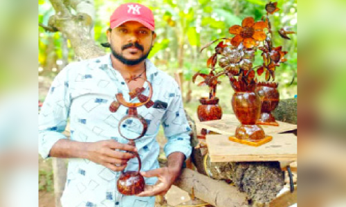 പെയിൻറിങ് ജോലി കുറഞ്ഞതോടെ ചിരട്ടയില്‍ വിസ്മയം