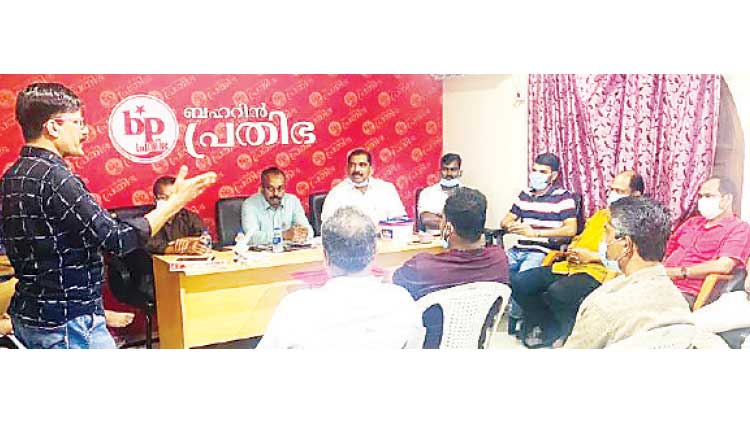 അങ്കം നാട്ടിൽ, ചൂട് പ്രവാസ ലോകത്തും അങ്കം നാട്ടിൽ, ചൂട് പ്രവാസ ലോകത്തും