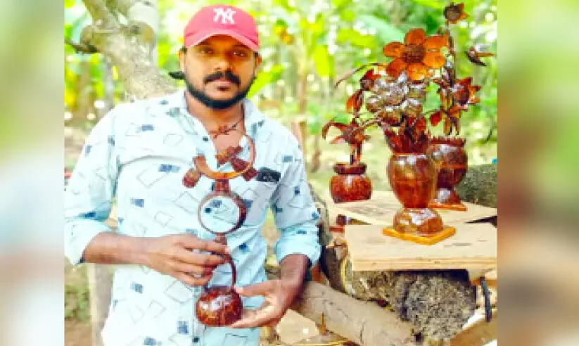 പെയിൻറിങ് ജോലി കുറഞ്ഞതോടെ ചിരട്ടയില് വിസ്മയം പെയിൻറിങ് ജോലി കുറഞ്ഞതോടെ ചിരട്ടയില് വിസ്മയം