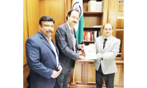 ഡോ. ​ജ​യ​ച​ന്ദ്ര​െൻറ പു​സ്​​ത​കം അം​ബാ​സ​ഡ​ർ പ്ര​കാ​ശ​നം ചെ​യ്​​തു