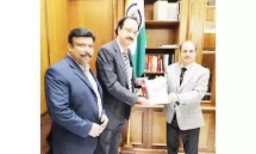 ഡോ. ​ജ​യ​ച​ന്ദ്ര​െൻറ പു​സ്​​ത​കം അം​ബാ​സ​ഡ​ർ പ്ര​കാ​ശ​നം ചെ​യ്​​തു