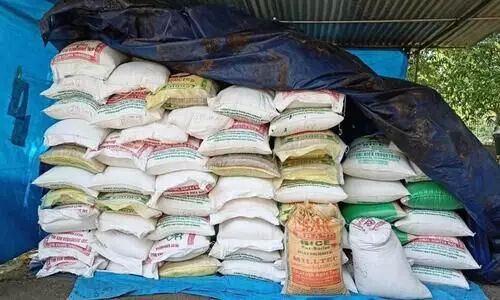 കേരളത്തിലെ മില്ലുകളിലേക്ക്​ തമിഴ്​നാട്ടിലെ സൗജന്യ റേഷനരി കടത്ത്​; ആര്യങ്കാവിൽ 131 ചാക്ക് പിടികൂടി