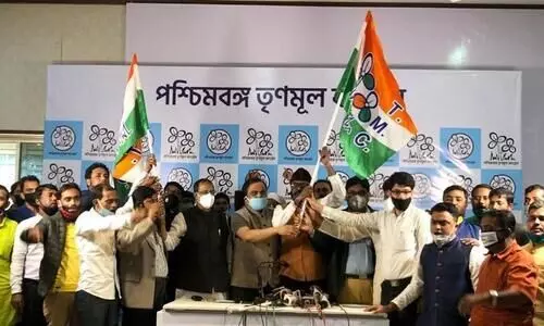 ബംഗാളിൽ ഉവൈസിക്ക്​ ചെക്ക്​ വെച്ച്​ മമത; സുപ്രധാന നേതാവും അനുയായികളും തൃണമൂലിൽ