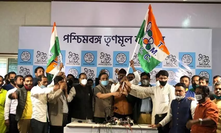 ബംഗാളിൽ ഉവൈസിക്ക് ചെക്ക് വെച്ച് മമത; സുപ്രധാന നേതാവും അനുയായികളും തൃണമൂലിൽ ബംഗാളിൽ ഉവൈസിക്ക് ചെക്ക് വെച്ച് മമത; സുപ്രധാന നേതാവും അനുയായികളും തൃണമൂലിൽ